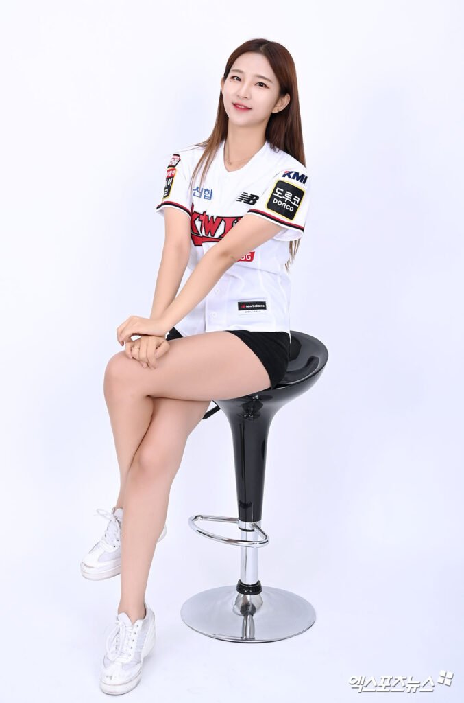 치어리더 김진아 빛나는 각선미